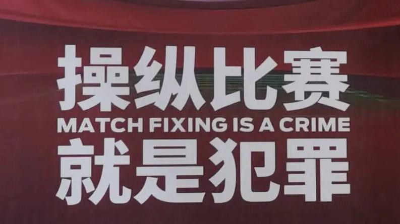 2020年9月，范德贝克以3900万欧转会费从阿贾克斯加盟曼联，在截至目前的3年多曼联生涯里，他踢了62场比赛，共计出战2152分钟，仅仅贡献了2球2助攻。